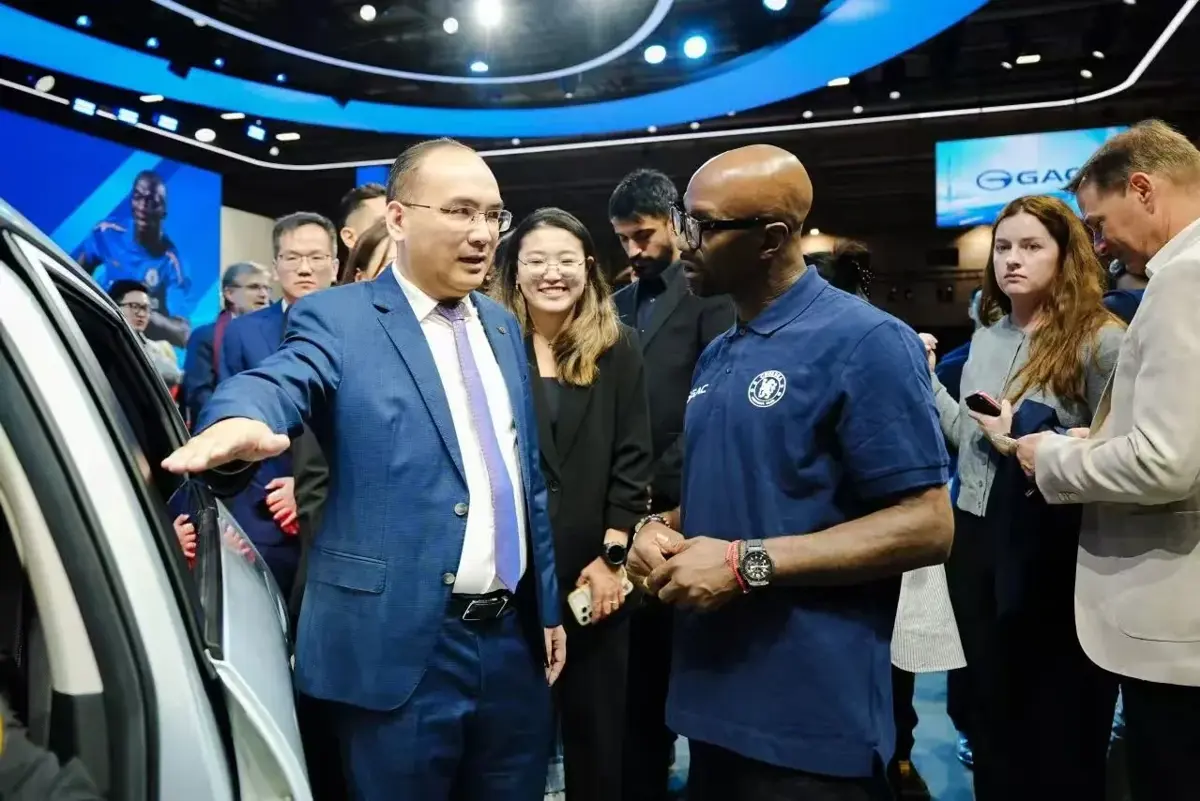 Claude Makélélé descoperă un model GAC, însoțit de reprezentanții mărcii