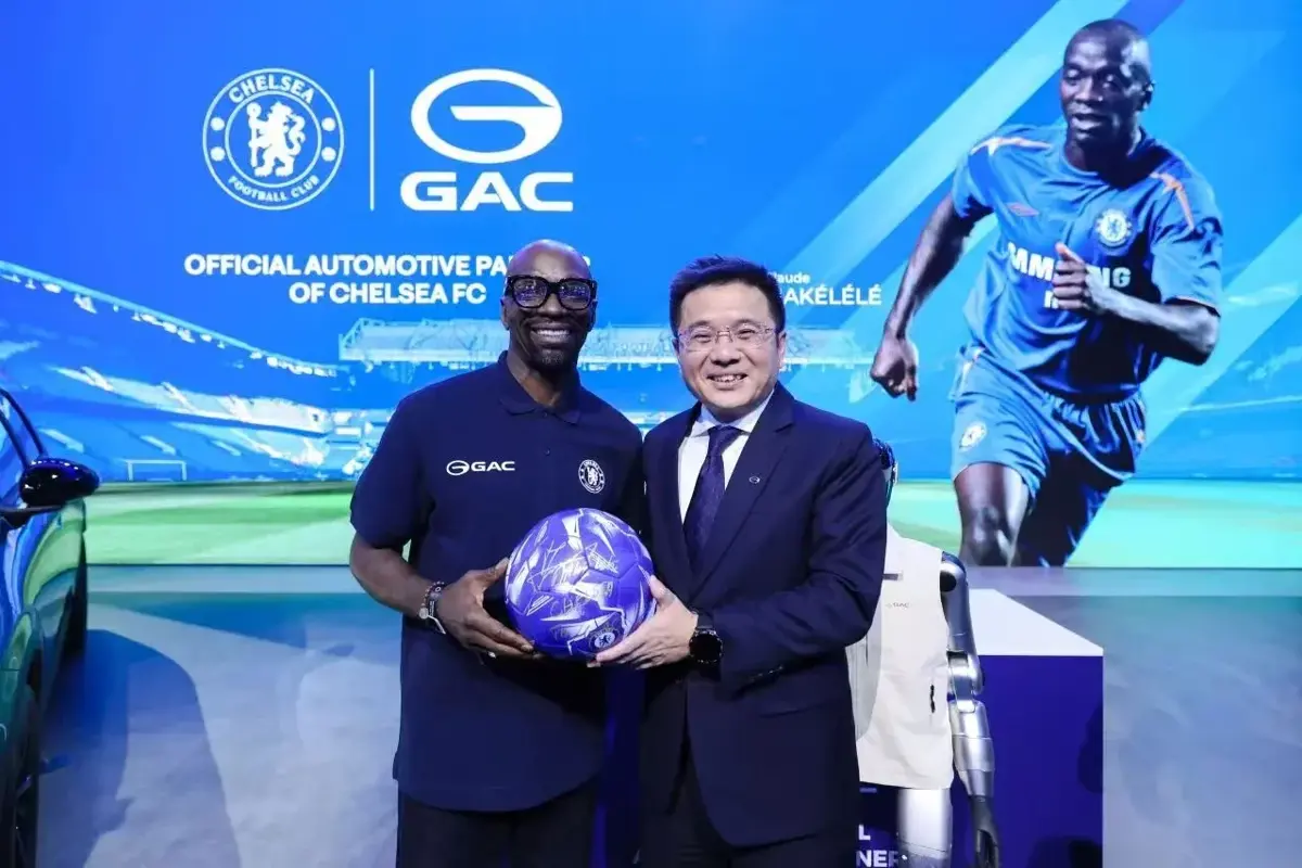 Claude Makélélé și un reprezentant GAC cu o minge de fotbal, pe standul GAC