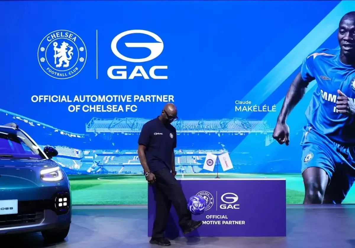 Claude Makélélé jonglează cu mingea pe standul GAC de la Salonul Auto de la Paris