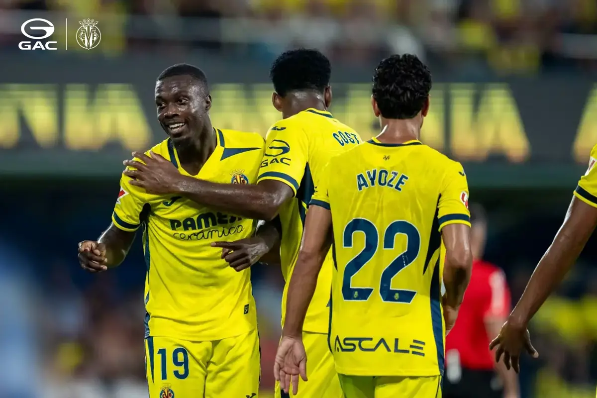 Jucători Villarreal CF în echipamentul galben, cu logo-ul GAC pe mânecă