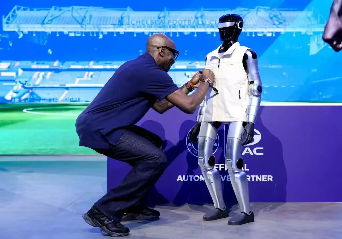 Claude Makélélé dă autograf pe tricoul robotului de întâmpinare GAC