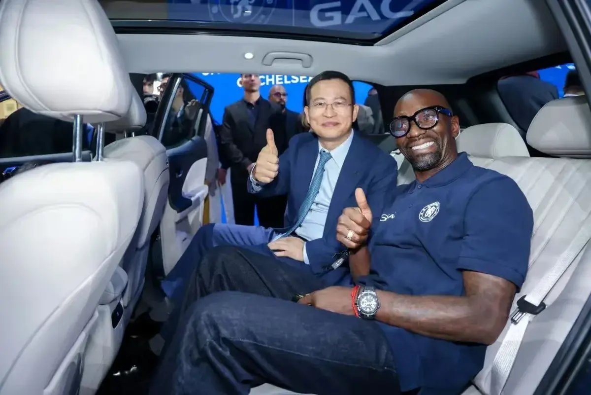 Claude Makélélé în interiorul unui model GAC, alături de un reprezentant GAC
