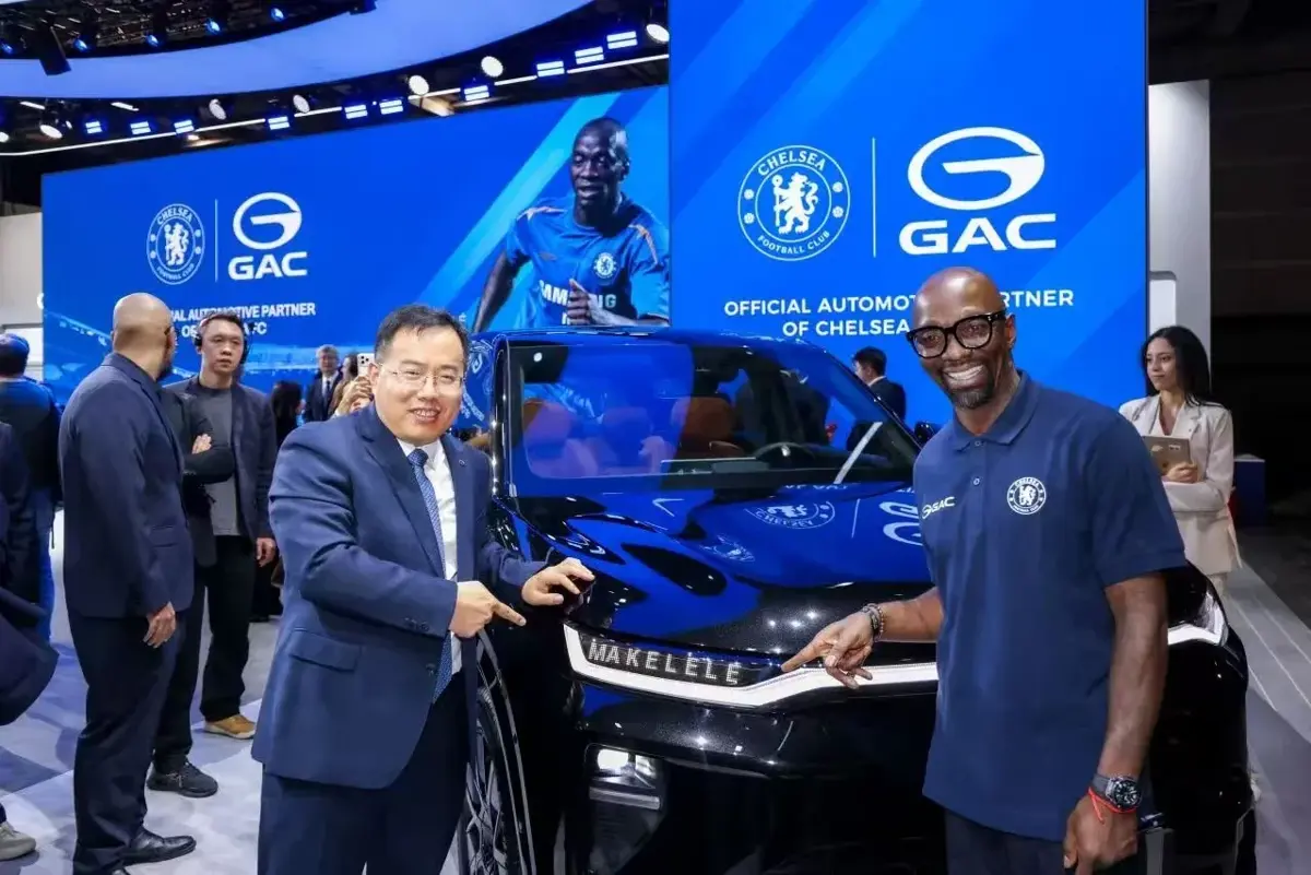 Claude Makélélé lângă un model GAC expus pe standul de la Paris